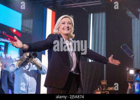 Arras, Francia. 21st Apr 2022. Marine le Pen, candidato francese al partito di estrema destra del Rally Nazionale, partecipa a una campagna elettorale ad Arras, nel nord della Francia, il 21 aprile 2022. Il voto di runoff del 24 aprile sarà tra Emmanuel Macron e Marine le Pen. Credit: Sebastien Courdji/Xinhua/Alamy Live News Foto Stock