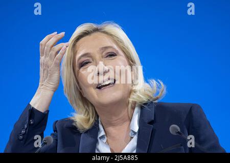 Arras, Francia. 21st Apr 2022. Marine le Pen, candidato francese al partito di estrema destra del Rally Nazionale, partecipa a una campagna elettorale ad Arras, nel nord della Francia, il 21 aprile 2022. Il voto di runoff del 24 aprile sarà tra Emmanuel Macron e Marine le Pen. Credit: Sebastien Courdji/Xinhua/Alamy Live News Foto Stock