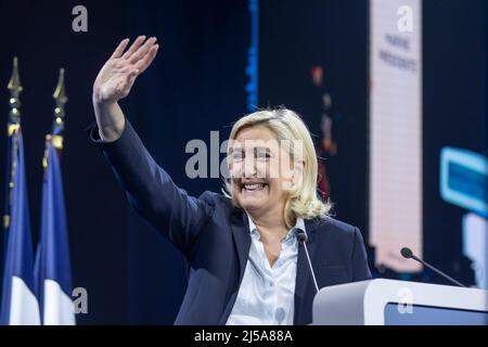 Arras, Francia. 21st Apr 2022. Il 21 aprile 2022, il candidato del partito francese di estrema destra del Rally Nazionale Marine le Pen Waves durante una riunione elettorale ad Arras, nel nord della Francia. Il voto di runoff del 24 aprile sarà tra Emmanuel Macron e Marine le Pen. Credit: Sebastien Courdji/Xinhua/Alamy Live News Foto Stock