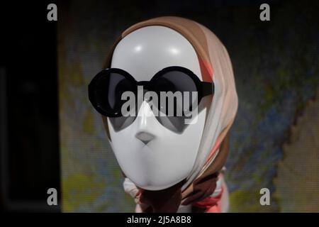 Manichino con bicchieri. Figura dell'uomo. Finestra del negozio di abbigliamento. La testa dell'uomo è in plastica bianca. Dettagli di interni boutique. Foto Stock