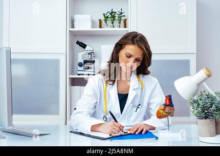 medico premuroso femminile nel settore sanitario per ufficio Foto Stock