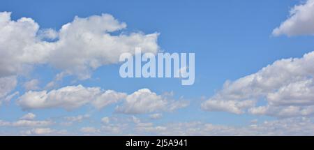 Formaciones de nubes en el cielo azul Foto Stock