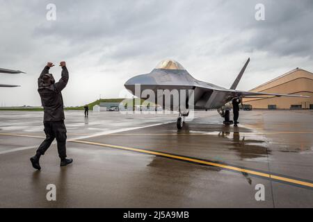 Un pilota dell'aeronautica degli Stati Uniti guida il suo F-22 Raptor in un parcheggio sulla linea di volo della base della guardia nazionale dell'aria del Kentucky a Louisville, Ky., 21 aprile 2022. Il team di dimostrazione Raptor a due navi sarà tra i momenti salienti del Thunder Over Louisville Air Show di quest'anno, che si terrà sulle rive del fiume Ohio nel centro di Louisville il 23 aprile. L'evento, che celebra il 75th° anniversario dell'aviazione militare degli Stati Uniti, è destinato a includere più di 30 aerei militari e civili, tra cui B-2 Spirit, C-17 Globemaster III, CV-22 Osprey, CH-53 Sea Stallion, F-16 Viper e U. Foto Stock