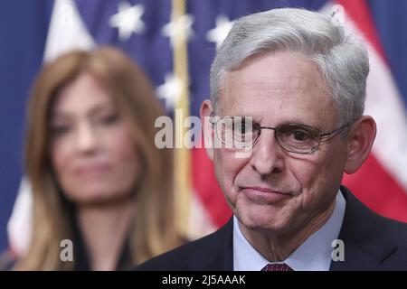 USA. 21st Apr 2022. Il procuratore generale degli Stati Uniti Merrick Garland (R), accompagnato da Anne Milgram (L), amministratore della Drug Enforcement Administration, annuncia l'estradizione e l'annullamento di un incriminazione che accusava l'ex presidente dell'Honduran Juan Orlando Hernandez di partecipare ad una cospirazione di importazione di cocaina e ad altri reati connessi contro le armi da fuoco, presso il Dipartimento di giustizia di Washington, DC il giovedì 21 aprile 2022. L'accusa sostiene che Hernandez ha cospirato con alcuni dei trafficanti di droga più violenti del mondo a trafficare centinaia di migliaia di chilogrammi di cocaina per dis Foto Stock