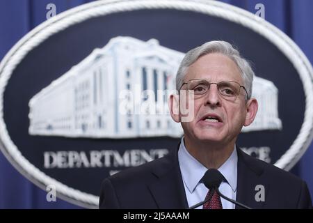 USA. 21st Apr 2022. Il procuratore generale degli Stati Uniti Merrick Garland (R), accompagnato da Anne Milgram (L), amministratore della Drug Enforcement Administration, annuncia l'estradizione e l'annullamento di un incriminazione che accusava l'ex presidente dell'Honduran Juan Orlando Hernandez di partecipare ad una cospirazione di importazione di cocaina e ad altri reati connessi contro le armi da fuoco, presso il Dipartimento di giustizia di Washington, DC il giovedì 21 aprile 2022. L'accusa sostiene che Hernandez ha cospirato con alcuni dei trafficanti di droga più violenti del mondo a trafficare centinaia di migliaia di chilogrammi di cocaina per dis Foto Stock