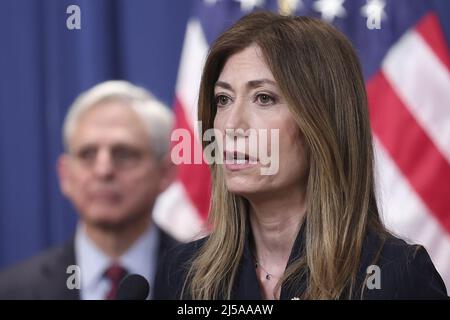 USA. 21st Apr 2022. L'amministratore della Drug Enforcement Administration Anne Milgram (R), accompagnato dal procuratore generale degli Stati Uniti Merrick Garland (L), risponde alle domande sull'estradizione e sullo stacco di un incriminio che accusava l'ex presidente dell'Honduran Juan Orlando Hernandez di partecipare ad una cospirazione di importazione di cocaina e ad altri reati connessi alle armi da fuoco, Al Dipartimento di Giustizia di Washington, DC giovedì 21 aprile 2022. L'accusa sostiene che Hernandez ha cospirato con alcuni dei trafficanti di droga più violenti del mondo per il traffico di centinaia di migliaia di chilogrammi di co Foto Stock