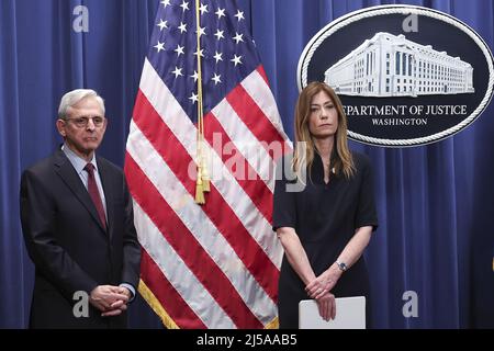 USA. 21st Apr 2022. Il procuratore generale degli Stati Uniti Merrick Garland (R), accompagnato dall'amministratore della Drug Enforcement Administration Anne Milgram (L), annuncia l'estradizione e l'annullamento di un incriminazione che accusava l'ex presidente dell'Honduran Juan Orlando Hernandez di partecipare ad una cospirazione di importazione di cocaina e ad altri reati connessi contro le armi da fuoco, presso il Dipartimento di giustizia di Washington, DC il giovedì 21 aprile 2022 a Washington, DC. L'accusa sostiene che Hernandez cospirò con alcuni dei trafficanti di droga più violenti del mondo per il traffico di centinaia di migliaia di chilogrammi di Foto Stock