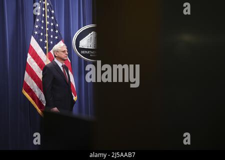 USA. 21st Apr 2022. Il Procuratore Generale degli Stati Uniti Merrick Garland partecipa a una conferenza stampa per annunciare l'estradizione e il dissealing di un incriminazione che carica l'ex presidente dell'Honduran Juan Orlando Hernandez con la partecipazione ad una cospirazione di importazione di cocaina e ai relativi reati di armi da fuoco al Dipartimento di Giustizia a Washington, DC giovedì 21 aprile 2022. L'accusa sostiene che Hernandez ha cospirato con alcuni dei trafficanti di droga più violenti del mondo per il traffico di centinaia di migliaia di chilogrammi di cocaina da distribuire negli Stati Uniti. Foto di Win McNamee/credito UPI: Foto Stock