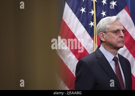 USA. 21st Apr 2022. Il procuratore generale degli Stati Uniti Merrick Garland (R), accompagnato da Anne Milgram (L), amministratore della Drug Enforcement Administration, annuncia l'estradizione e l'annullamento di un incriminazione che accusava l'ex presidente dell'Honduran Juan Orlando Hernandez di partecipare ad una cospirazione di importazione di cocaina e ad altri reati connessi contro le armi da fuoco, presso il Dipartimento di giustizia di Washington, DC il giovedì 21 aprile 2022. L'accusa sostiene che Hernandez ha cospirato con alcuni dei trafficanti di droga più violenti del mondo a trafficare centinaia di migliaia di chilogrammi di cocaina per dis Foto Stock