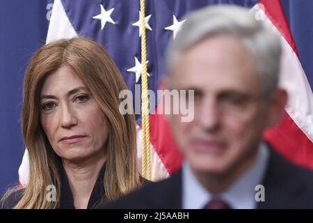 USA. 21st Apr 2022. L'amministratore della Drug Enforcement Administration Anne Milgram (L) ascolta il procuratore generale degli Stati Uniti Merrick Garland (R) annuncia l'estradizione e il dissigillo di un incriminazione che carica l'ex presidente dell'Honduran Juan Orlando Hernandez con la partecipazione ad una cospirazione di importazione di cocaina e ai reati connessi di armi da fuoco, presso il Dipartimento di Giustizia di Washington, DC il giovedì 21 aprile 2022. L'accusa sostiene che Hernandez cospirò con alcuni dei trafficanti di droga più violenti del mondo a trafficare centinaia di migliaia di chilogrammi di cocaina per i distrebuti Foto Stock