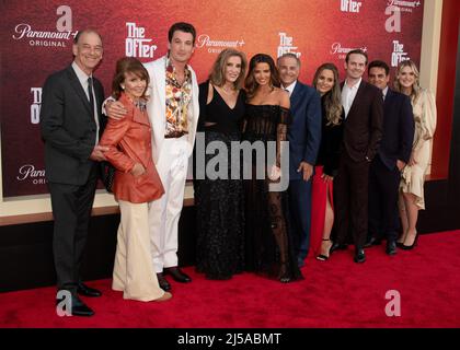 20 aprile 2022, Los Angeles, California, Stati Uniti d'America: Fiori di Merry, Miles Teller, Mike Teller e Keleigh Sperry partecipano alla Los Angeles Premiere di Paramount Plus New Series ''The Offer' (Credit Image: © Billy Bennight/ZUMA Press Wire) Foto Stock