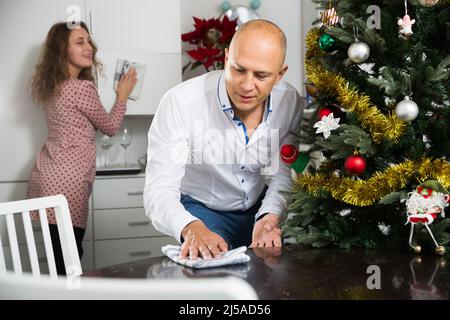 Famiglia amichevole riordino camera prima di Natale Foto Stock