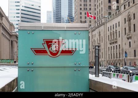 Toronto, ON, Canada – 01 marzo 2021: Il segno della Toronto Transit Commission (TTC) compagnia di trasporto nel centro di Toronto. Il TTC è l'operatore di p Foto Stock