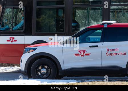 Toronto, ON, Canada – 01 marzo 2021: Il segno della Toronto Transit Commission (TTC) compagnia di trasporto nel centro di Toronto. Il TTC è l'operatore di p Foto Stock