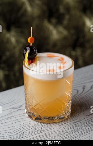 Pisco sour cocktail - whiskey con calce, albume d'uovo, sciroppo di zucchero in vetro su sfondo scuro. Spazio per il testo Foto Stock