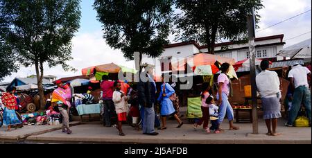 Vivace mercato stradale nella periferia di Antananarivo, Madagascar. Foto Stock