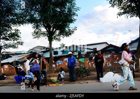 Vivace mercato stradale nella periferia di Antananarivo, Madagascar. Foto Stock