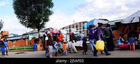 Vivace mercato stradale nella periferia di Antananarivo, Madagascar. Foto Stock