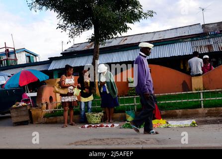 Vivace mercato stradale nella periferia di Antananarivo, Madagascar. Foto Stock