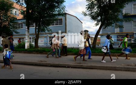 Vivace mercato stradale nella periferia di Antananarivo, Madagascar. Foto Stock