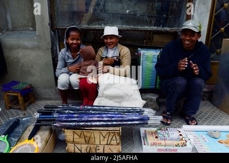 Vivace mercato stradale nella periferia di Antananarivo, Madagascar. Foto Stock