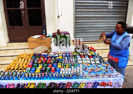 Una donna malgascia che vende giocattoli per auto fatti a mano ad Antananarivo, Madagascar. Foto Stock