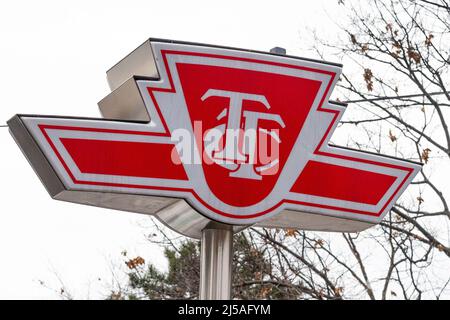 Toronto, ON, Canada – 08 dicembre 2021: Il segno della Toronto Transit Commission (TTC) compagnia di trasporto nel centro di Toronto. Il TTC è l'operatore o Foto Stock