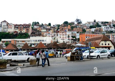 Auto parcheggiate al di fuori del mercato di Analakely in Antananarivo, Madagascar.cityscape Foto Stock