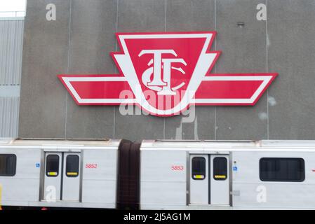 Toronto, ON, Canada – 08 dicembre 2021: Il segno della Toronto Transit Commission (TTC) compagnia di trasporto nel centro di Toronto. Il TTC è l'operatore o Foto Stock