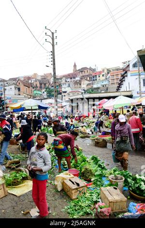 Il vivace mercato di Analakely ad Antananarivo, Madagascar. Foto Stock