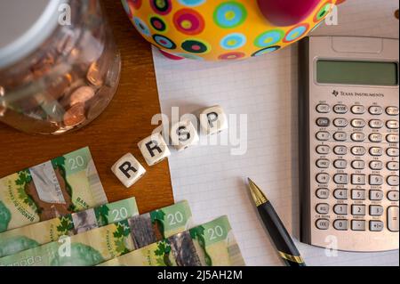 Calgary, Alberta - 21 aprile 2022: RRSP Concept con dollari canadesi, penna e calcolatrice, Foto Stock