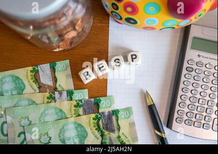 Calgary, Alberta - 21 aprile 2022: RESP Concept con dollari canadesi, penna e calcolatrice, Foto Stock