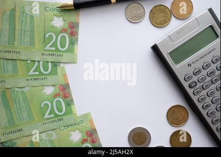 Calgary, Alberta - 21 aprile 2022: Finanza consept con curreny, calcolatrice e penna candian. Foto Stock