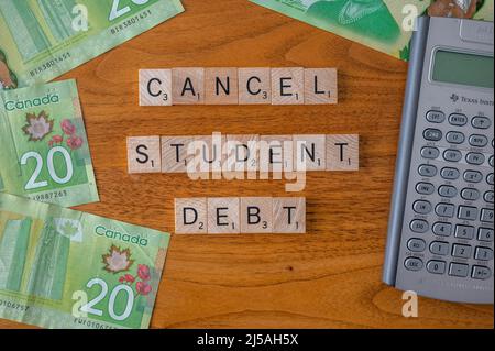 Calgary, Alberta - 21 aprile 2022: Concetto di debito di Sutdent con dollari canadesi come sfondo. Foto Stock