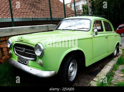 Un vecchio Peugeot 403 a Antananarivo, Madagascar. Foto Stock