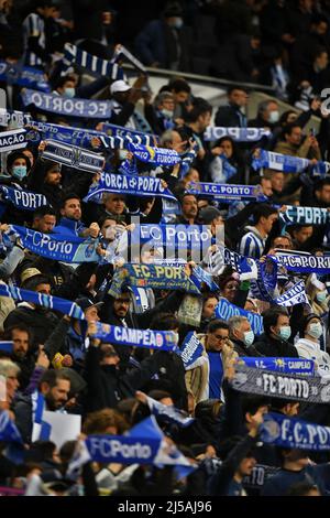 Dragao Stadium, Porto, Portogallo. 21st Apr 2022. TA&#xe7;a de Portugal Cup Football, FC Porto Versus Sporting; sostenitori del FC Porto Credit: Action Plus Sports/Alamy Live News Foto Stock