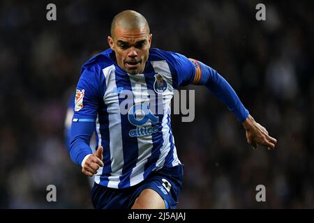 Dragao Stadium, Porto, Portogallo. 21st Apr 2022. TA&#xe7;a de Portugal Cup Football, FC Porto vs Sporting; Pepe del FC Porto Credit: Action Plus Sports/Alamy Live News Foto Stock