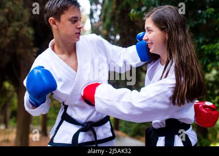 calci alti della gente durante l'addestramento di taekwondo all'aperto sfondo di bambù Foto Stock