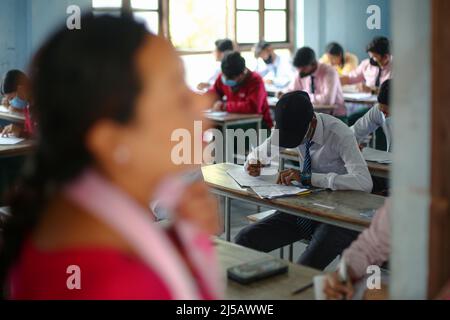 Bhaktapur, Bagmati, Nepal. 22nd Apr 2022. Gli studenti danno l'esame di istruzione secondaria (VEDI) a Bhaktapur, Nepal, 22 aprile 2022. VEDI è l'esame finale del sistema della scuola secondaria del Nepal. (Credit Image: © Amit Machamasi/ZUMA Press Wire) Credit: ZUMA Press, Inc./Alamy Live News Foto Stock