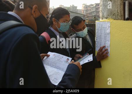 Bhaktapur, Bagmati, Nepal. 22nd Apr 2022. Gli studenti controllano la loro pianificazione del posto prima di frequentare l'esame di istruzione secondaria (VEDI) a Bhaktapur, Nepal, 22 aprile 2022. VEDI è l'esame finale del sistema della scuola secondaria del Nepal. (Credit Image: © Amit Machamasi/ZUMA Press Wire) Credit: ZUMA Press, Inc./Alamy Live News Foto Stock