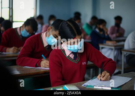 Bhaktapur, Bagmati, Nepal. 22nd Apr 2022. Gli studenti danno l'esame di istruzione secondaria (VEDI) a Bhaktapur, Nepal, 22 aprile 2022. VEDI è l'esame finale del sistema della scuola secondaria del Nepal. (Credit Image: © Amit Machamasi/ZUMA Press Wire) Credit: ZUMA Press, Inc./Alamy Live News Foto Stock