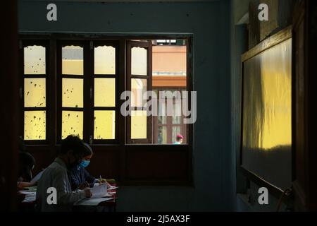 Bhaktapur, Bagmati, Nepal. 22nd Apr 2022. Gli studenti danno l'esame di istruzione secondaria (VEDI) a Bhaktapur, Nepal, 22 aprile 2022. VEDI è l'esame finale del sistema della scuola secondaria del Nepal. (Credit Image: © Amit Machamasi/ZUMA Press Wire) Credit: ZUMA Press, Inc./Alamy Live News Foto Stock