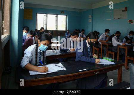 Bhaktapur, Bagmati, Nepal. 22nd Apr 2022. Gli studenti danno l'esame di istruzione secondaria (VEDI) a Bhaktapur, Nepal, 22 aprile 2022. VEDI è l'esame finale del sistema della scuola secondaria del Nepal. (Credit Image: © Amit Machamasi/ZUMA Press Wire) Credit: ZUMA Press, Inc./Alamy Live News Foto Stock