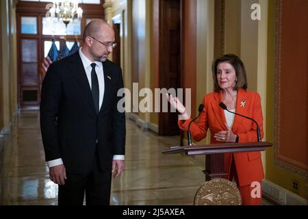 Washington DC, Stati Uniti. 21st Apr 2022. Il presidente della Camera dei rappresentanti degli Stati Uniti Nancy Pelosi (democratico della California), Right, introduce il primo ministro dell'Ucraina Denys Shmyhal, durante un incontro al Campidoglio degli Stati Uniti a Washington, DC, USA, giovedì 21 aprile, 2022. Foto di Rod Lammey/CNP/ABACAPRESS.COMP Credit: Abaca Press/Alamy Live News Foto Stock