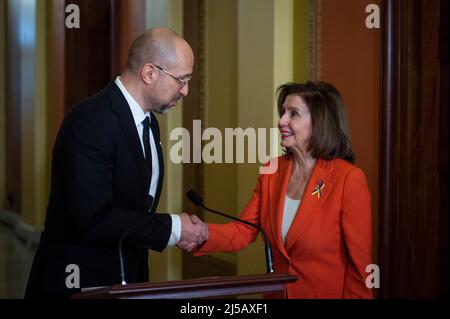 Washington DC, Stati Uniti. 21st Apr 2022. Il presidente della Camera dei rappresentanti degli Stati Uniti Nancy Pelosi (democratico della California), a destra, incontra il primo ministro dell'Ucraina Denys Shmyhal, a sinistra, presso il Campidoglio degli Stati Uniti a Washington, DC, USA, giovedì 21 aprile, 2022. Foto di Rod Lammey/CNP/ABACAPRESS.COMP Credit: Abaca Press/Alamy Live News Foto Stock