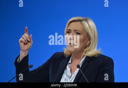 Arras, Francia. 21st Apr 2022. Partito di estrema destra Rassemblement National (RN) candidato presidenziale Marine le Pen terrà un discorso durante una riunione della campagna elettorale ad Arras, nel nord della Francia, il 21 aprile 2022, prima del secondo turno delle elezioni presidenziali francesi. Gli elettori francesi si sono recati alle urne il 24 aprile. Photo by Christian Liewig/ABACAPRESS.COM Credit: Abaca Press/Alamy Live News Foto Stock