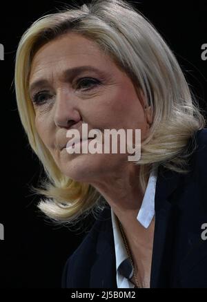 Arras, Francia. 21st Apr 2022. Partito di estrema destra Rassemblement National (RN) candidato presidenziale Marine le Pen terrà un discorso durante una riunione della campagna elettorale ad Arras, nel nord della Francia, il 21 aprile 2022, prima del secondo turno delle elezioni presidenziali francesi. Gli elettori francesi si sono recati alle urne il 24 aprile. Photo by Christian Liewig/ABACAPRESS.COM Credit: Abaca Press/Alamy Live News Foto Stock