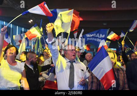 Arras, Francia. 21st Apr 2022. ARRAS, FRANCIA - APRILE 21: Francese Rassemblement National (RN) partito candidato presidenziale Marine le Pen saluta ai suoi sostenitori durante una riunione di campagna alla fiera Artois di Arras, Francia il 21 Aprile 2022.Photo by Christian Liewig/ABACAPRESS.COM Credit: Abaca Press/Alamy Live News Foto Stock