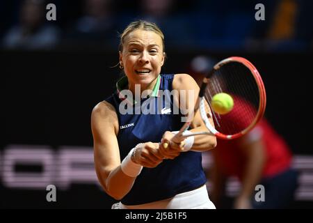 Stoccarda, Germania. 21st Apr 2022. Tennis: WTA Tour - Stuttgart, Singles, Women, Round of 16. Anet Kontaveit - Ekaterina Alexandrova . Anet Kontaveit in azione. Credit: Christian Kaspar-Bartke/dpa/Alamy Live News Foto Stock