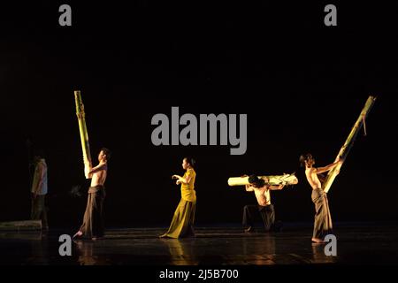 Spettacolo di danza teatrale dal titolo 'Lampan Lahat' del coreografo Lalu Suryadi Mulawarman e produzione di danza Sak Sak a Galeri Kesenian Jakarta il 15 giugno 2011 a Jakarta, Indonesia. 'Lampan Lahat' è coreografato sulla base di un folklore proveniente dall'isola di Lombok (provincia occidentale di Nusa Tenggara). Lo spettacolo stesso è stato parte del Jakarta Anniversary Festival IX, un evento annuale per celebrare l'anniversario di Jakarta City che si celebra il 22 giugno. Foto Stock